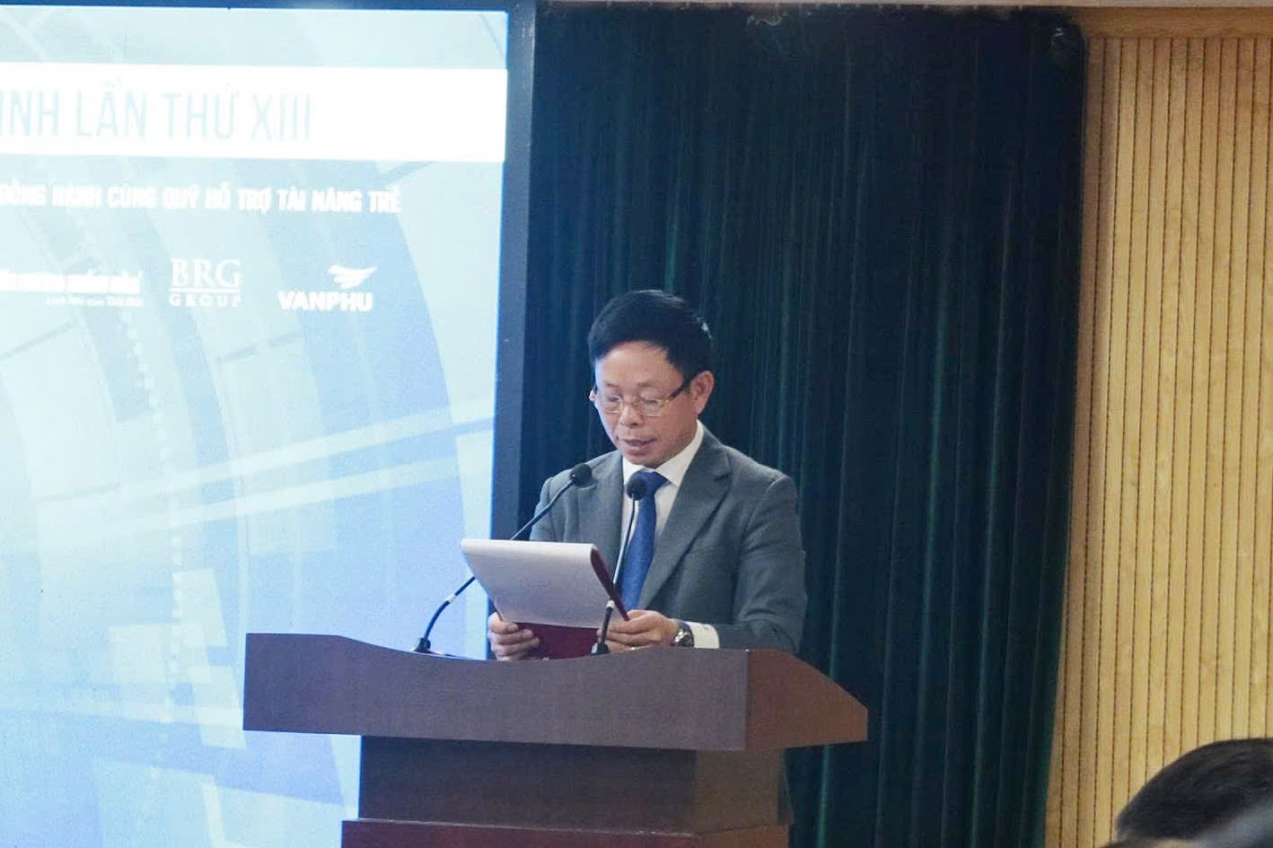 Ông Phùng Công Sưởng phát biểu khai mạc họp báo. Ảnh: Hoàng Linh 