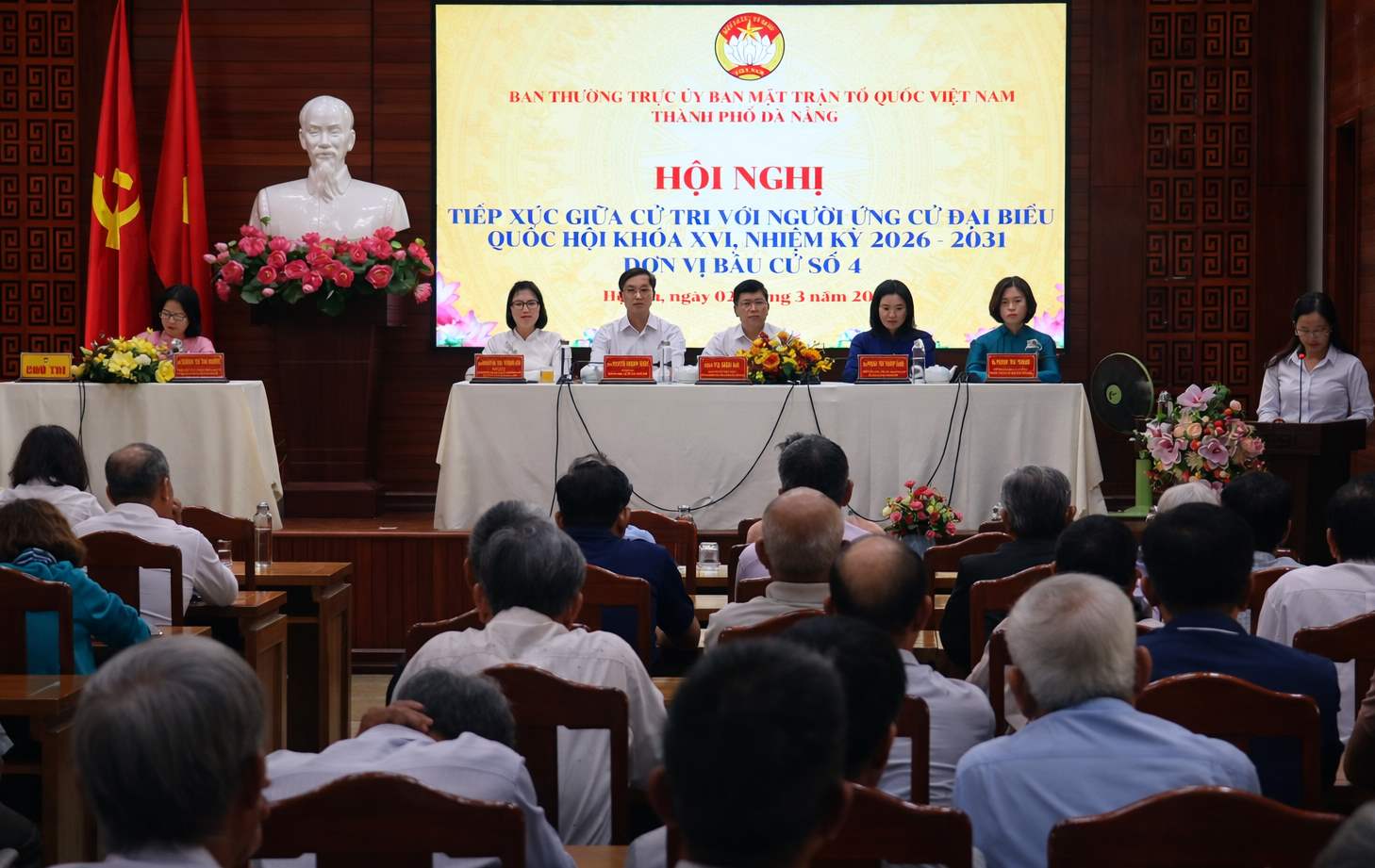 The meeting between voters and candidates for the 16th National Assembly, constituency No. 4, took place in Hoi An ward, Da Nang. Photo: Tran Thi