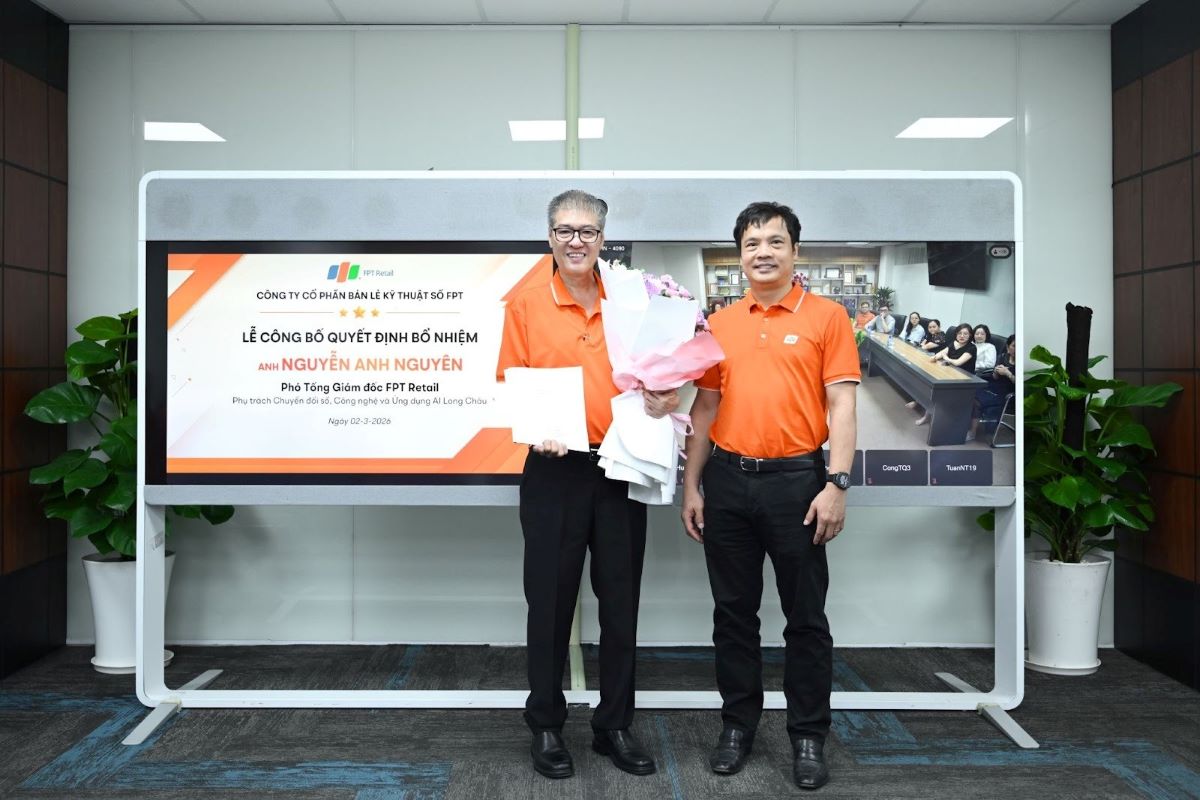The new Deputy General Director of FPT Retail (left) receives the appointment decision from Mr. Nguyen Van Khoa, General Director of FPT Corporation. Photo: FPT