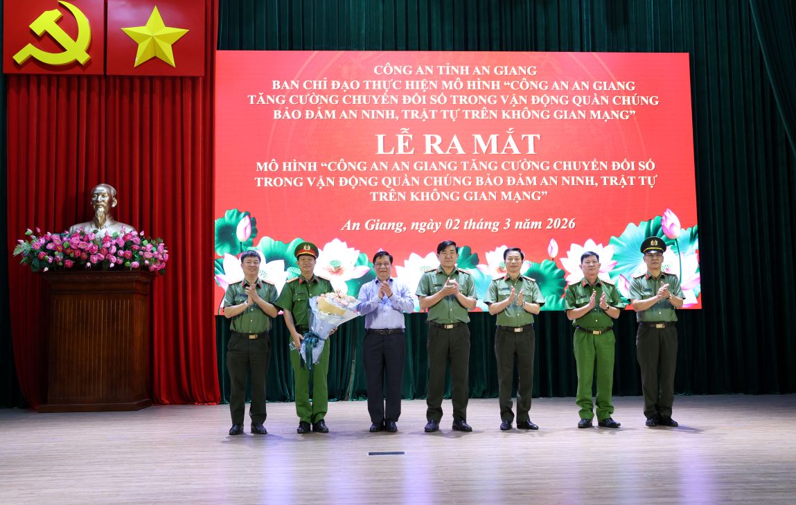 Ông Hồ Văn Mừng - Chủ tịch UBND tỉnh; Đại tá Nguyễn Phong Thịnh, Phó Cục trưởng Cục Xây dựng phong trào bảo vệ An ninh Tổ quốc tặng hoa và chúc mừng Ban Giám đốc Công an tỉnh An Giang. Ảnh: Vũ Tiến