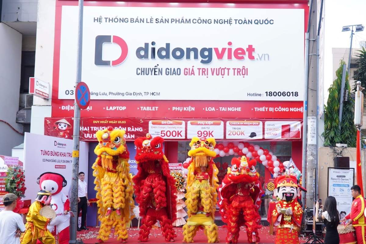 Di Dong Viet 3 Phan Dang Luu store, Ho Chi Minh City opens. Photo: Loan Tran
