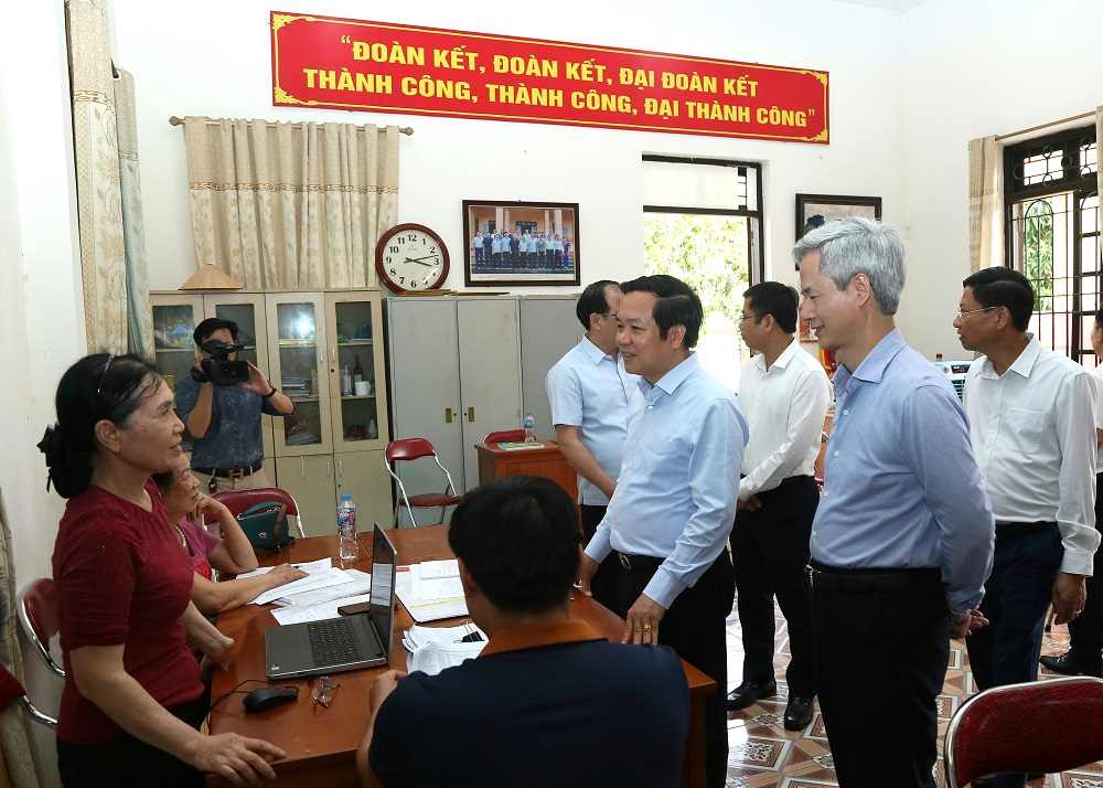  Chủ tịch UBND tỉnh kiểm tra công tác chuẩn bị bầu cử tại khu vực bỏ phiếu số 11, Tổ dân phố An Thịnh. Ảnh: Tất Đạt