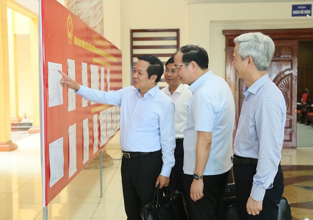 Chairman of the Provincial People's Committee and provincial leaders, leaders of Pho Hien ward inspect the list of candidates and voters posted at Pho Hien ward headquarters. Photo: Tat Dat