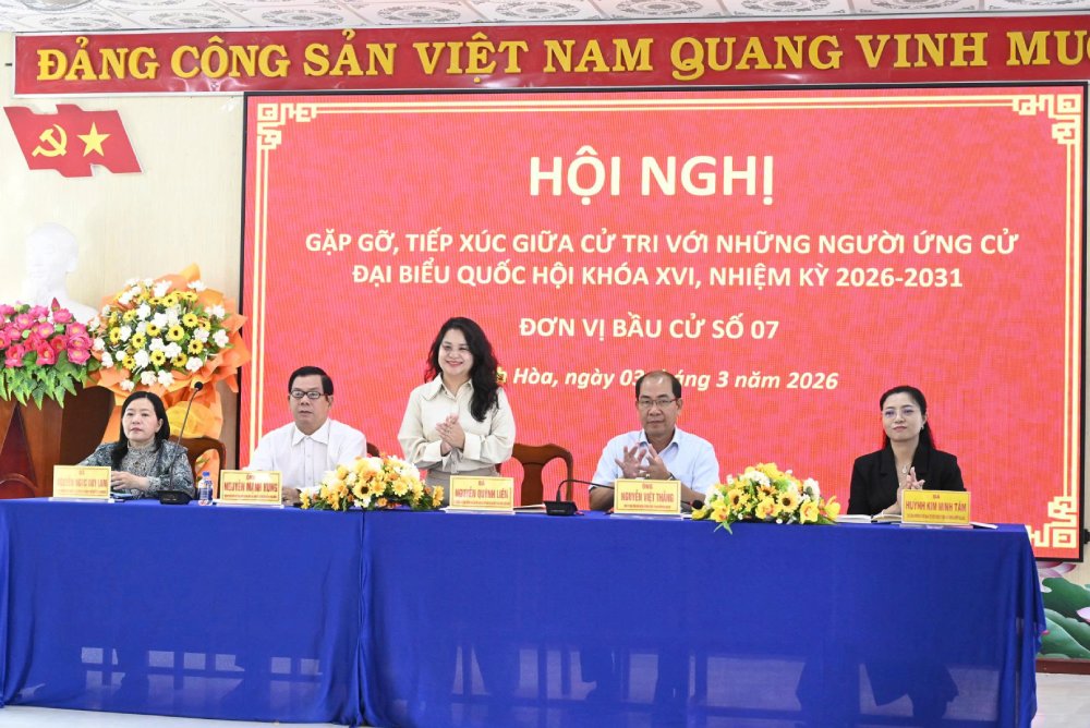 Bà Nguyễn Quỳnh Liên tham dự tiếp xúc cử tri tại xã Vĩnh Hòa. Ảnh: Thủy Tiên