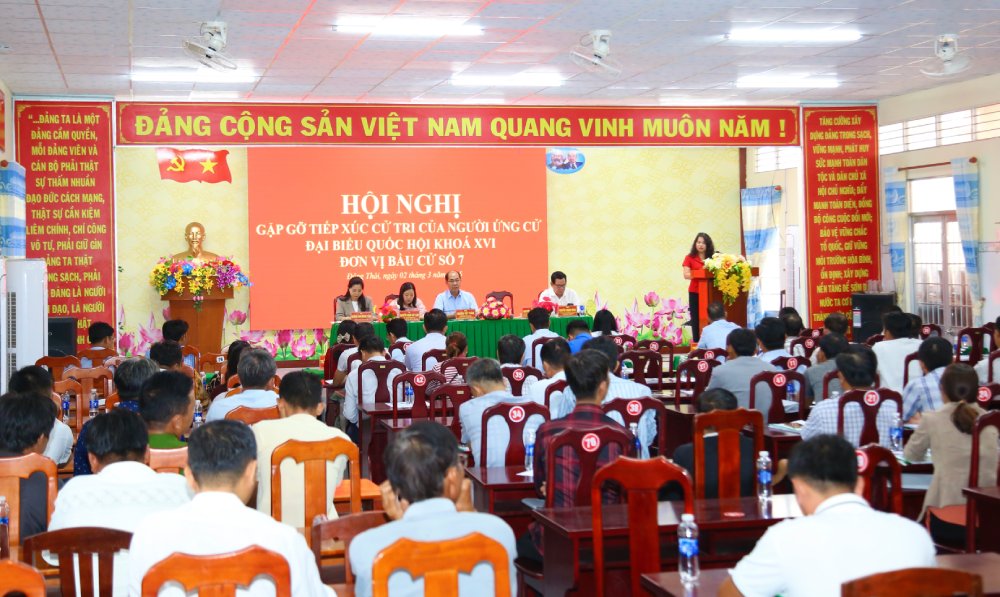 Tiếp xúc cử tri ở xã Đông Thái. Ảnh: Thanh Tiến
