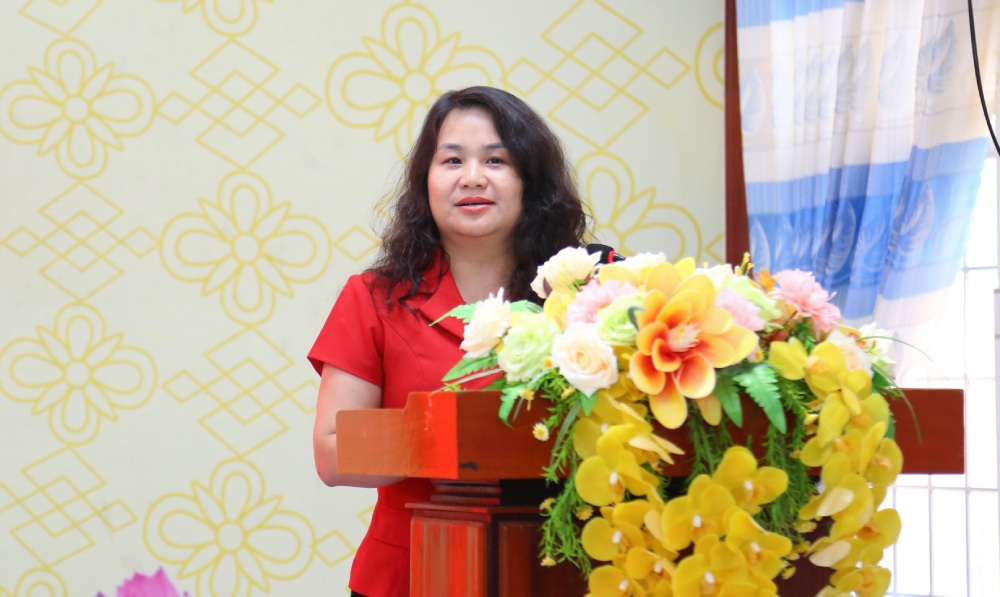 Ms. Nguyen Quynh Lien speaks at a meeting with voters in Dong Thai commune. Photo: Thanh Tien