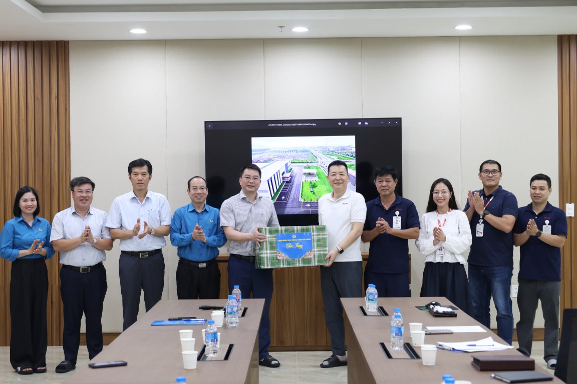 Leaders present gifts to the Company's Board of Directors. Photo: Quyet Chien