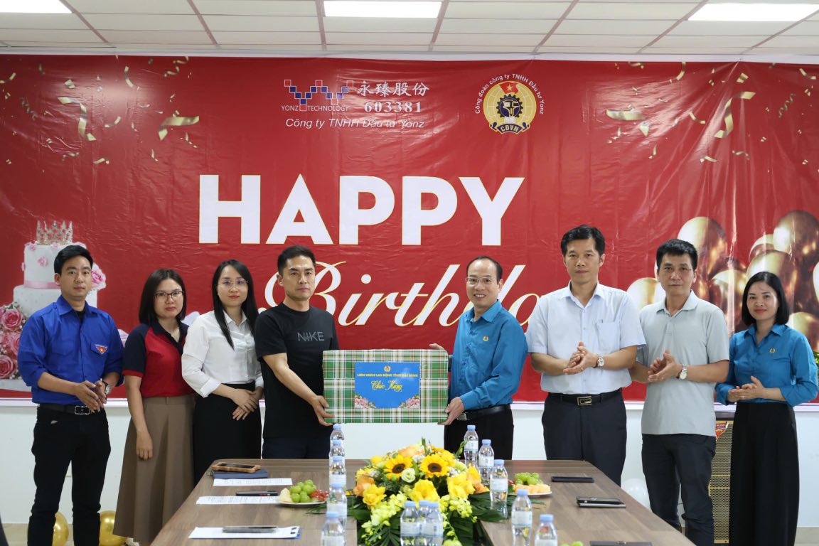 Lãnh đạo Liên đoàn Lao động tỉnh trao quà tới công ty. Ảnh: Quyết Chiến 