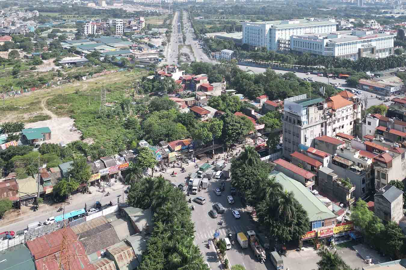 Pham Tu - Cau Buou intersection (Hanoi) has been unfinished for many years due to site clearance issues. Photo: Song Huu