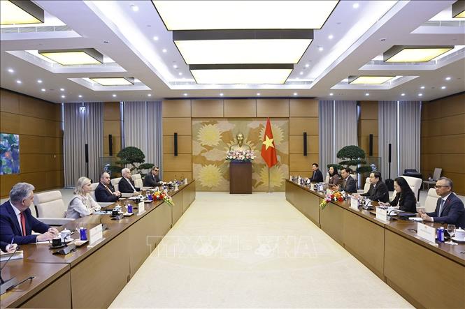 Politburo Member, National Assembly Chairman Tran Thanh Man receives First Vice Chairman of the Hellenic Parliament Ioannis Plakiotakis to pay a courtesy visit on the occasion of his official visit to Vietnam. Photo: VNA