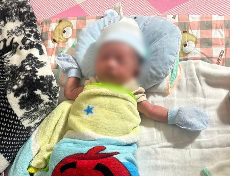Commune-level functional agencies in Khanh Hoa are searching for the parents of the abandoned baby boy near the cemetery. Photo: Cam Duc