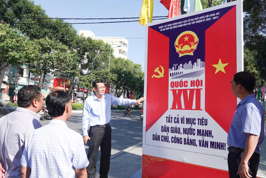 Đoàn công tác kiểm tra tại các trụ sở. Ảnh: Quang Khôi