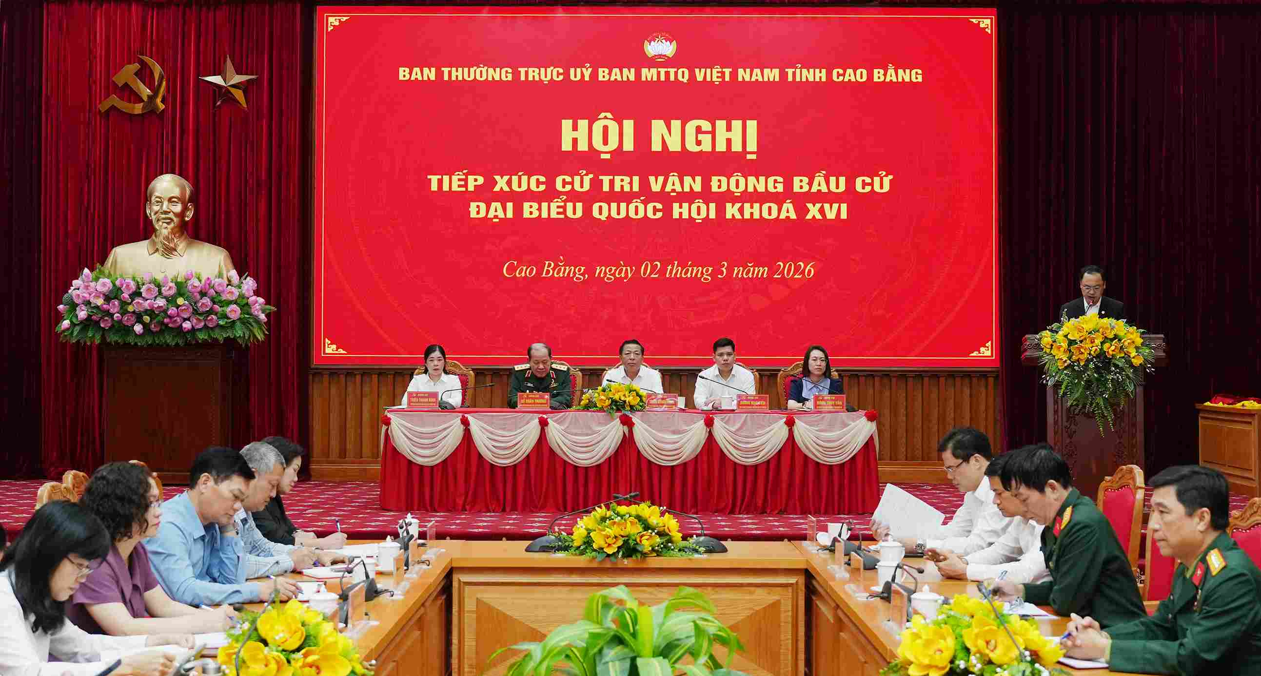 Các ứng cử viên đại biểu Quốc hội khóa XVI nhiệm kỳ 2026 - 2031 thuộc đơn vị bầu cử số 1 tiếp xúc cử tri vận động bầu cử tại điểm cầu Tỉnh ủy. Ảnh: Vũ Tiệp