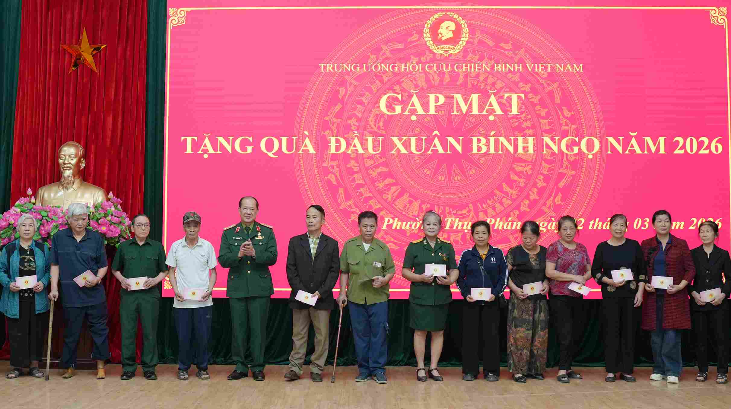 Thượng tướng Bế Xuân Trường, Phó Chủ tịch Ủy ban Trung ương MTTQ Việt Nam, Bí thư Đảng ủy, Chủ tịch Hội Cựu chiến binh Việt Nam tặng quà các gia đình cựu chiến binh phường Thục Phán. Ảnh: Vũ Tiệp 