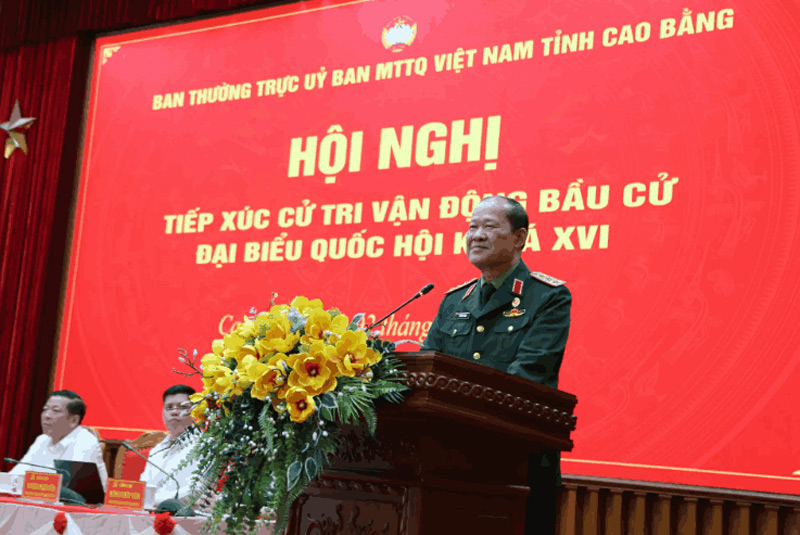 Senior Lieutenant General Be Xuan Truong - Member of the Standing Committee of the Party Committee of the Fatherland Front, Central Agencies; Vice Chairman of the Central Committee of the Vietnam Fatherland Front; Secretary of the Party Committee of the Central Vietnam Veterans Association; Chairman of the Vietnam Veterans Association presenting the action program. Photo: Vu Tiep