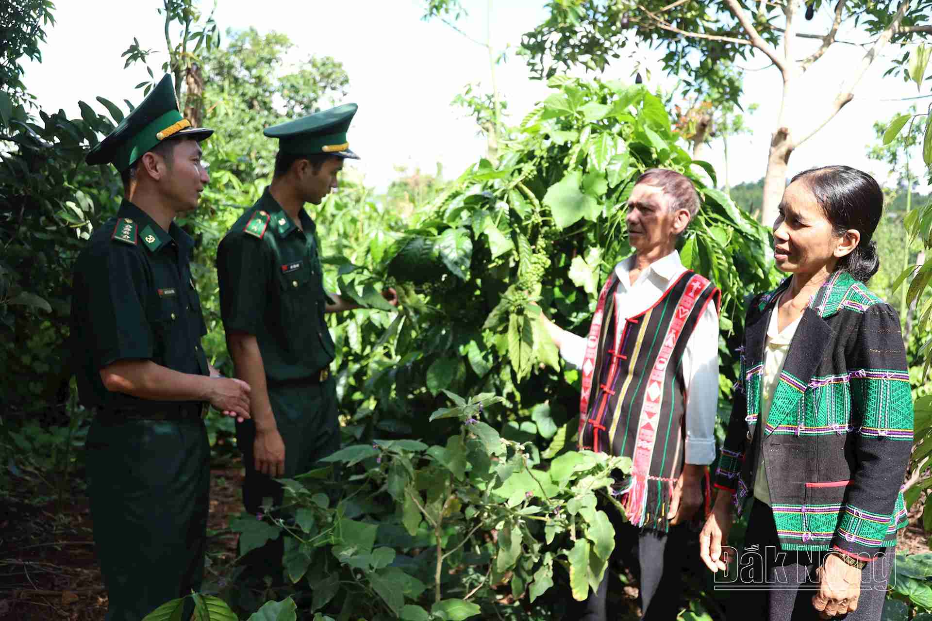 Political organizations, unions, and armed forces in Thuan An commune (Lam Dong province) consolidate and firmly build the "people's heart battlefield". Photo: Bao Lam