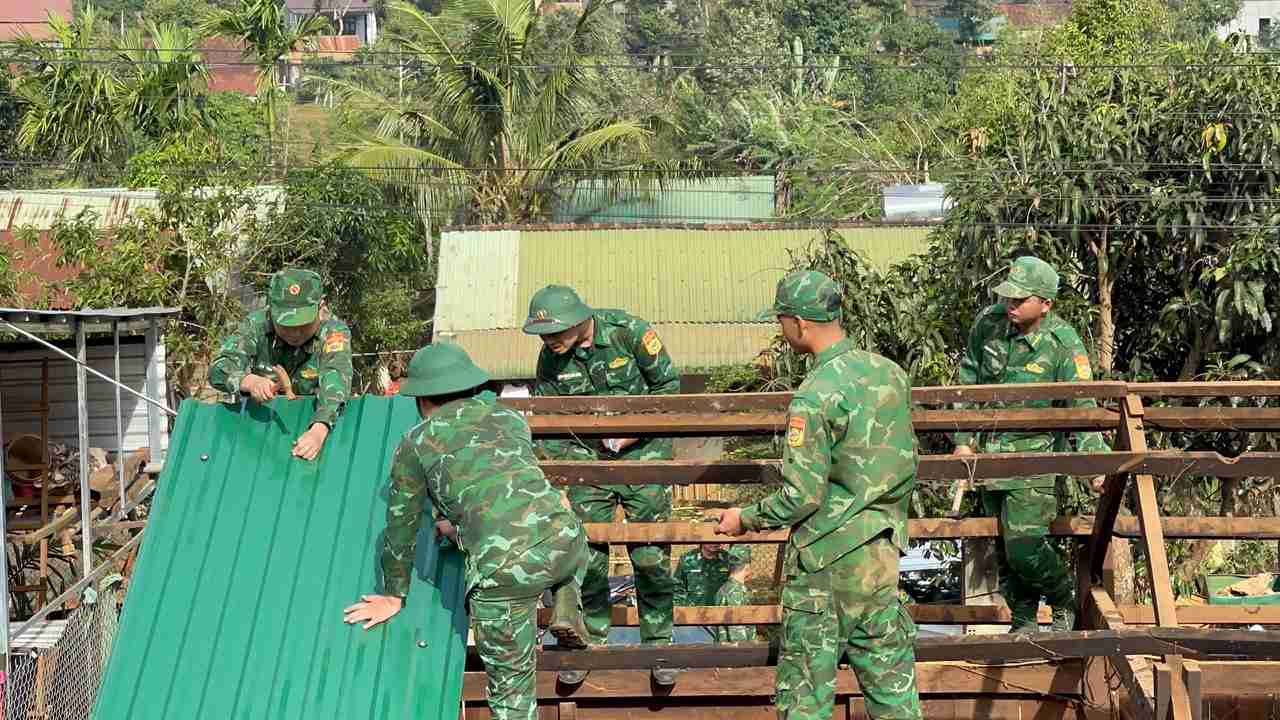 Cán bộ, chiến sĩ Đồn Biên phòng Cửa khẩu Thuận An giúp sửa chữa nhà sau bão lũ. Ảnh: Bảo Lâm