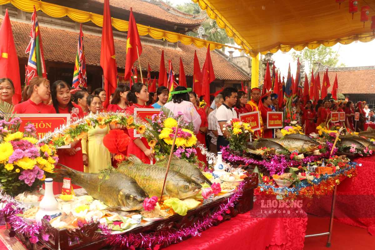Các mâm cỗ cá độc đáo tại hội thi cỗ cá Lễ hội đền Trần. Ảnh: Hà Vi