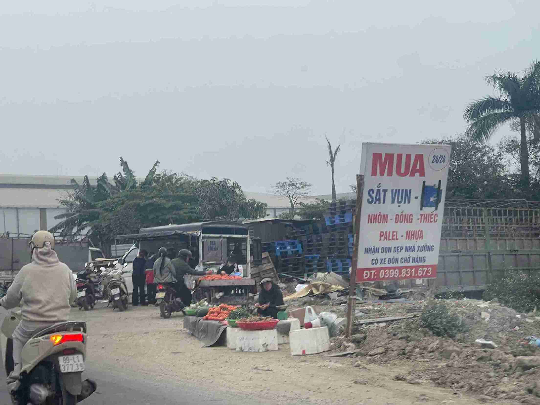 Công nhân tạt ngang mua hàng. Ảnh: Mai Hương