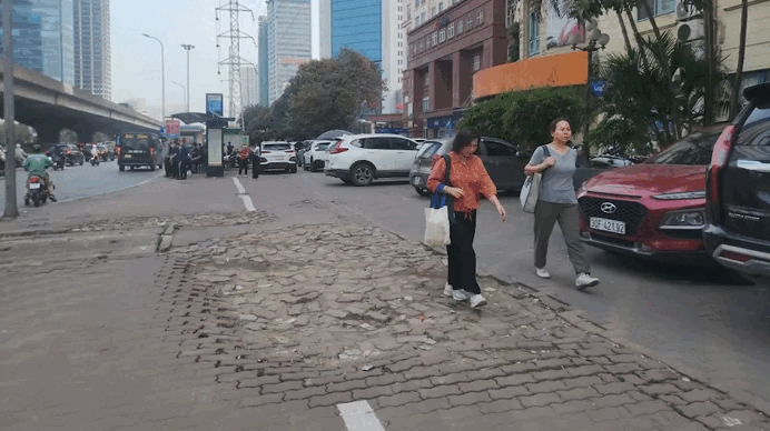 Nhiều tuyến vỉa hè ở Hà Nội xuống cấp, mất an toàn cho người đi bộ. Ảnh: Minh Hạnh 