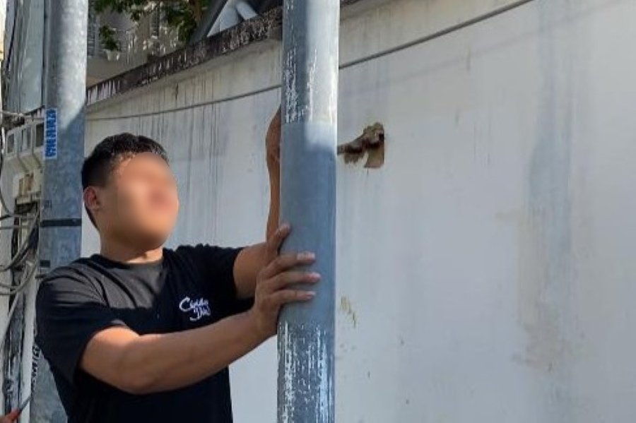 Đối tượng bị lập hồ sơ xử phạt, buộc tháo gỡ, làm sạch các vị trí đã dán quảng cáo sai quy định. Ảnh: CABR