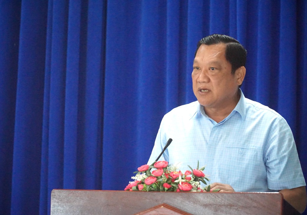 Ông Lâm Văn Bi, Phó Chủ tịch Thường trực UBND tỉnh, ứng cử viên đại biểu HĐND tỉnh khoá XI, trình bày chương trình hành động trước cử tri.Ảnh: Nhật Hồ.