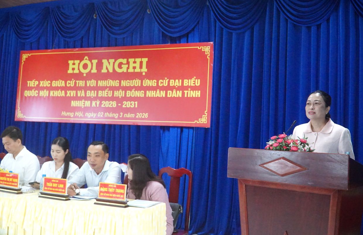 Ms. Tran Thi Hoa Ry, Vice Chairwoman of the National Assembly's Ethnic Council, presents the action program at the voter meeting. Photo: Nhat Ho.