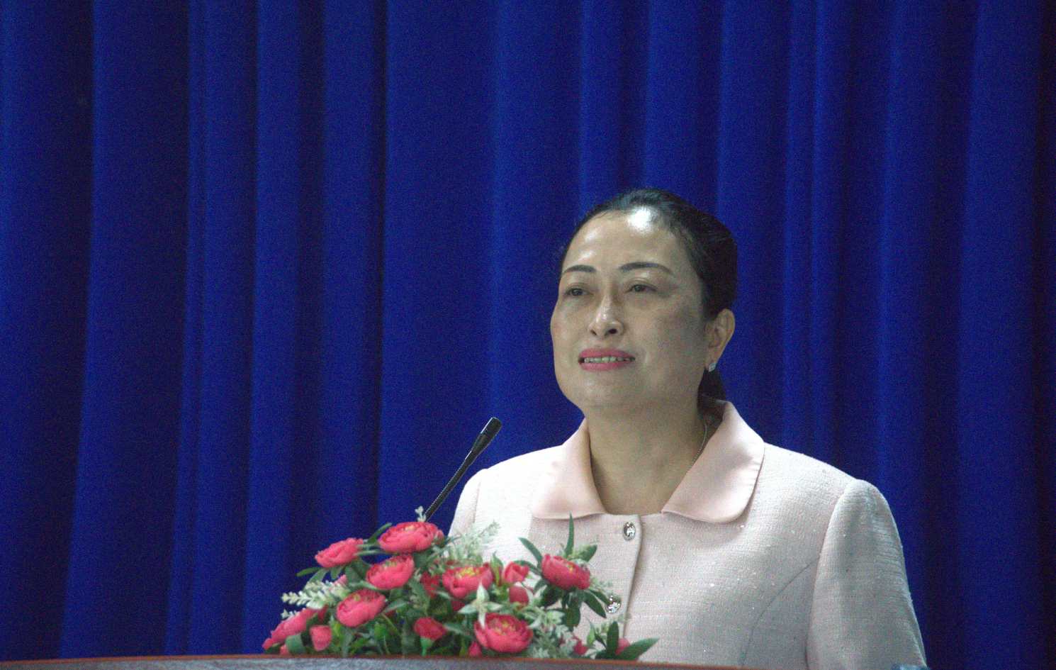 Bà Trần Thị Hoa Ry, Phó Chủ tịch Hội đồng Dân tộc của Quốc hội, trình bày chương trình hành động tại buổi tiếp xúc cử tri.Ảnh: Nhật Hồ.