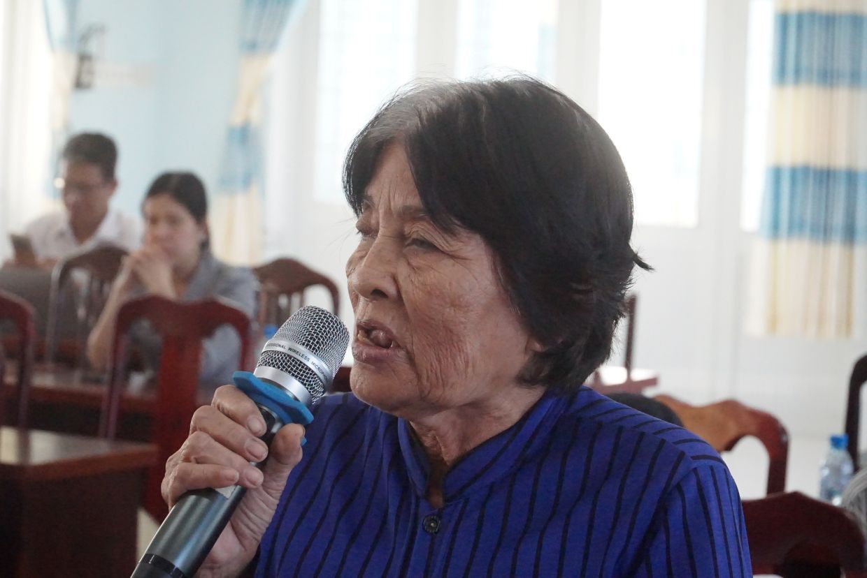 Cử tri mong muốn các đại biểu quan tâm hơn nữa đời sống của người dân, nhất là người cao tuổi. Ảnh: Nhật Hồ.