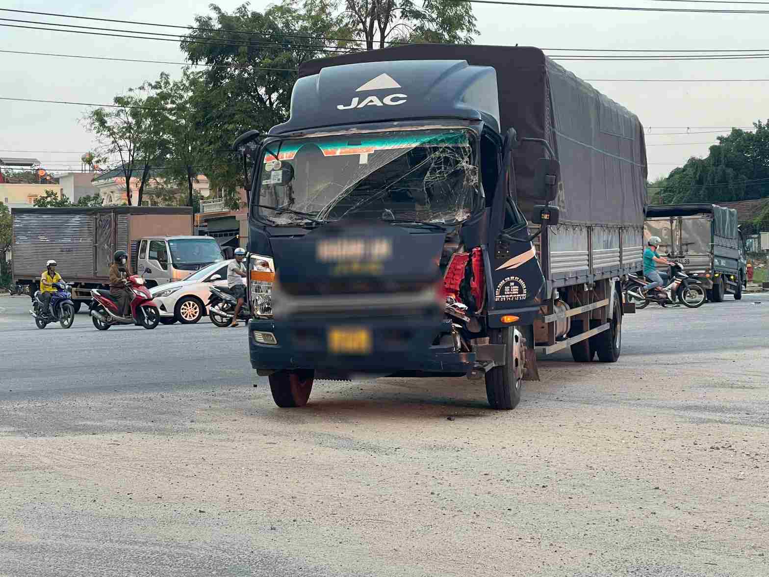 Scene of the chain collision between 4 cars. Photo: Dinh Trong