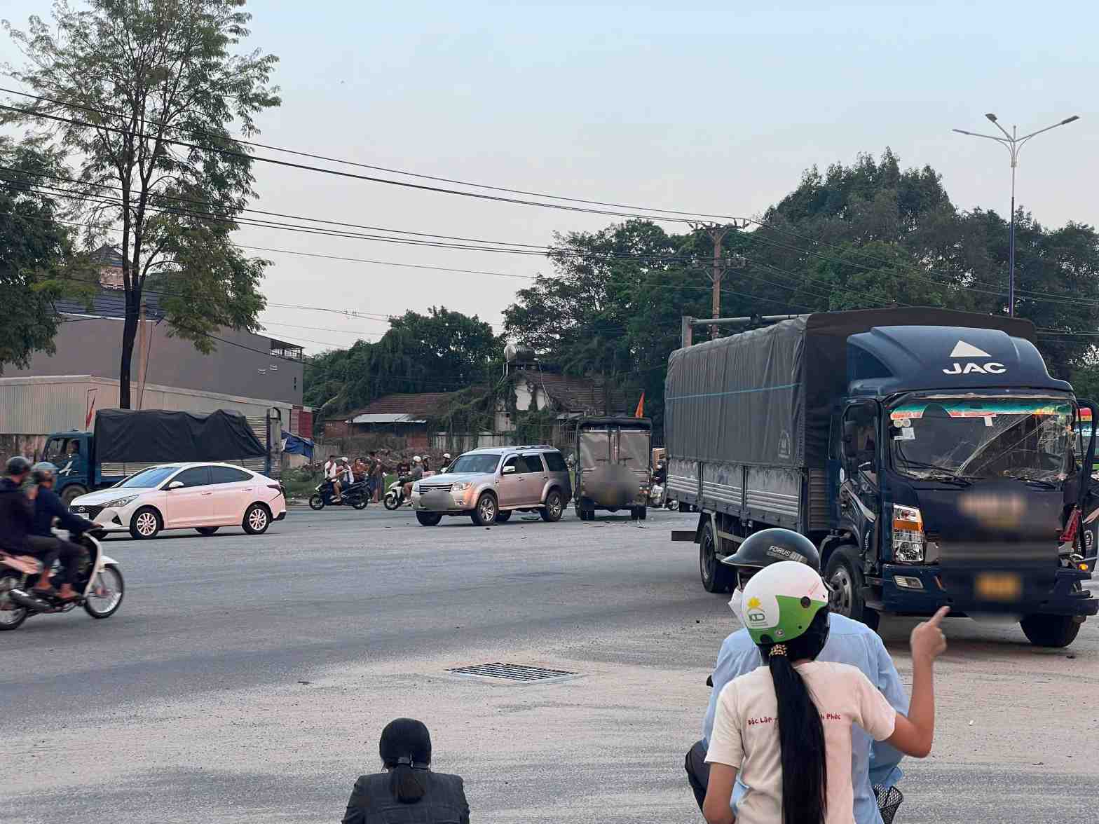 Hiện trường vụ tai nạn liên hoàn. Ảnh: Đình Trọng