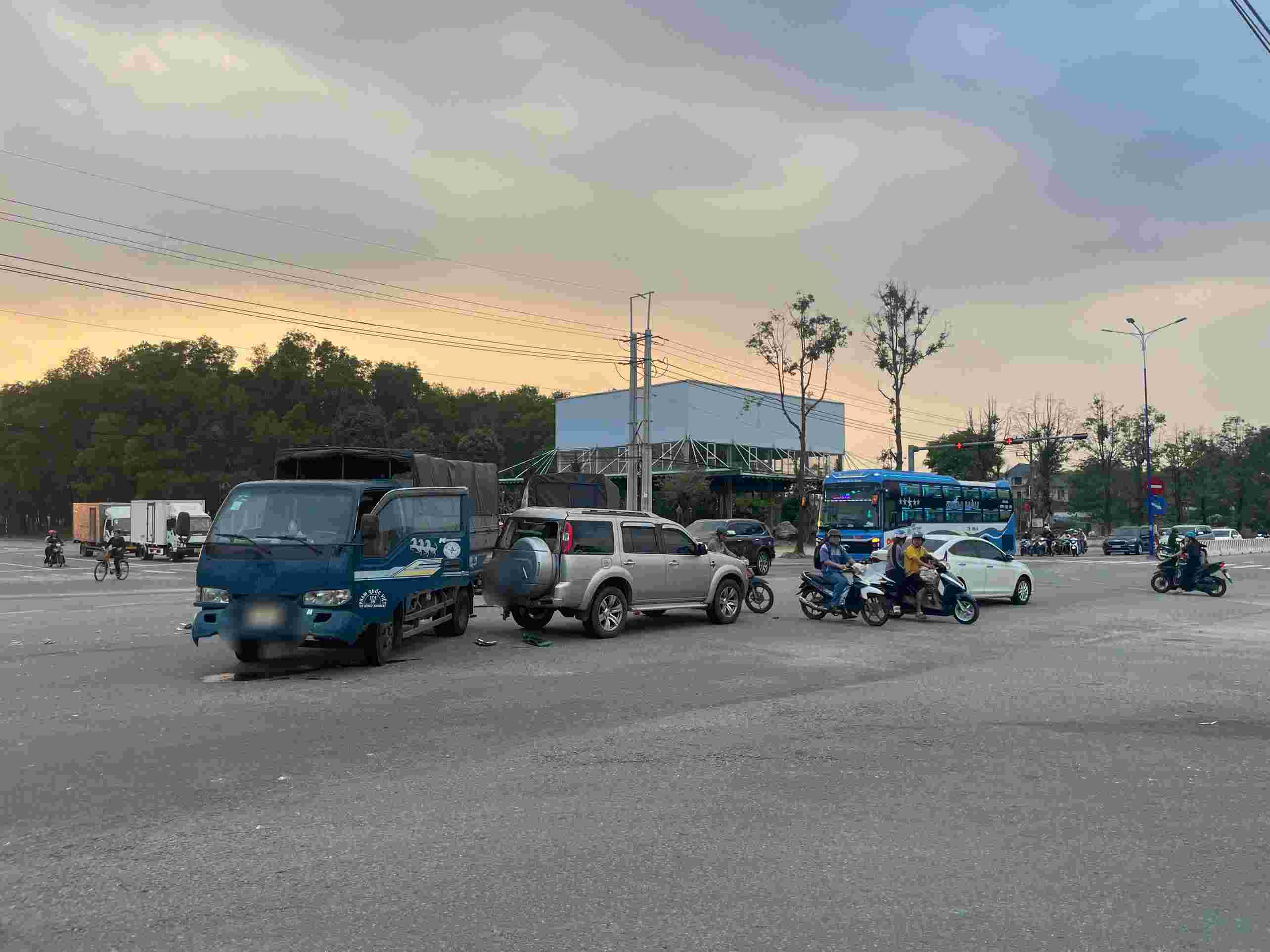 Vụ tai nạn khiến nhiều người trên các xe ô tô bị xây xát nhẹ và hoảng sợ. Ảnh: Đình Trọng