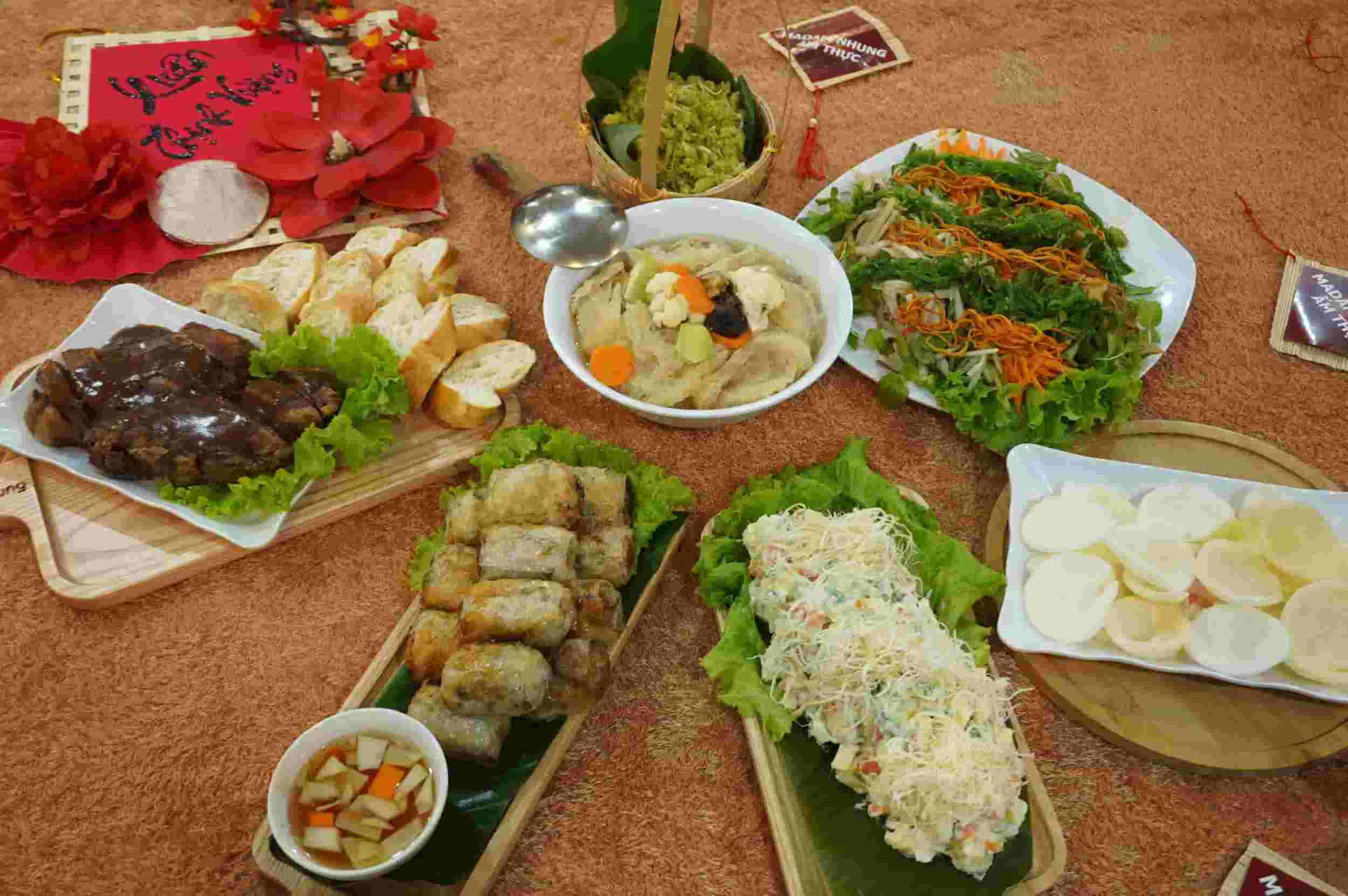 Million-VND vegetarian feast still "sold out" before the full moon day. Photo: Huyen Trang