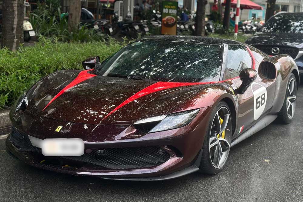 Ferrari 296 GTB with Rosso Taormina color sticker with unique color transition effects, officially rolled on the streets after completing its new appearance. Photo: Phong Diep