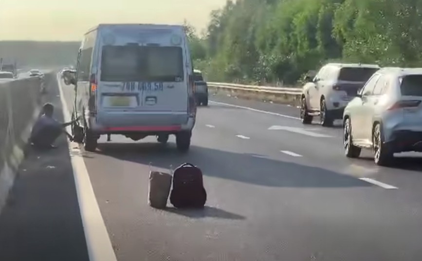 The case where the driver placed a warning is only about 15m away from the car. Photo: Traffic Police Department