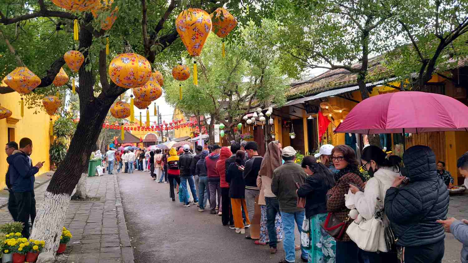 People line up to offer incense at Ong Pagoda relic, Hoi An on the occasion of the Lunar New Year. Photo: Son Ka