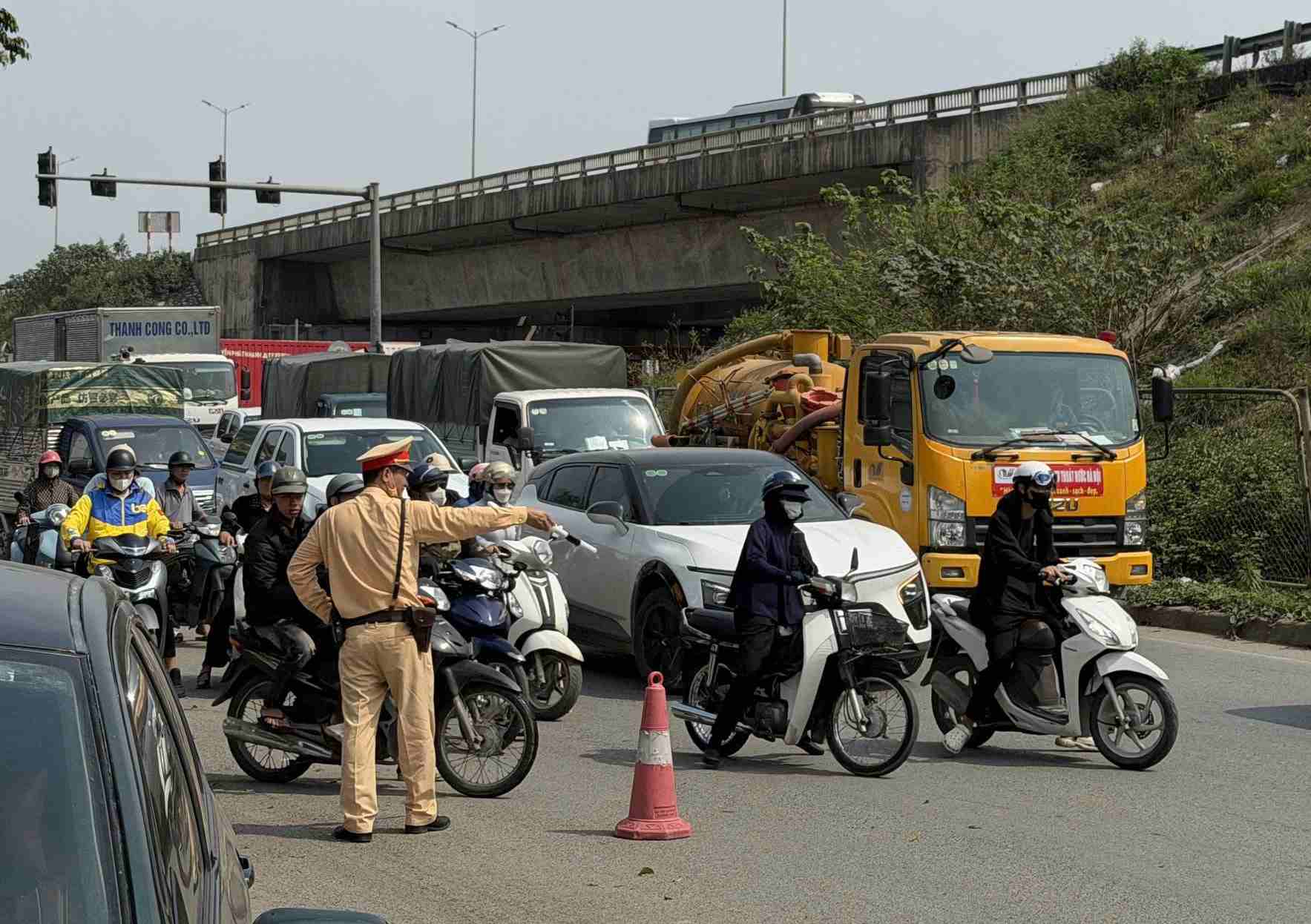 Lực lượng chức năng dựng lại hiện trường vụ ôtô tạt đầu ép ngã xe máy. Ảnh: Mạnh Thắng