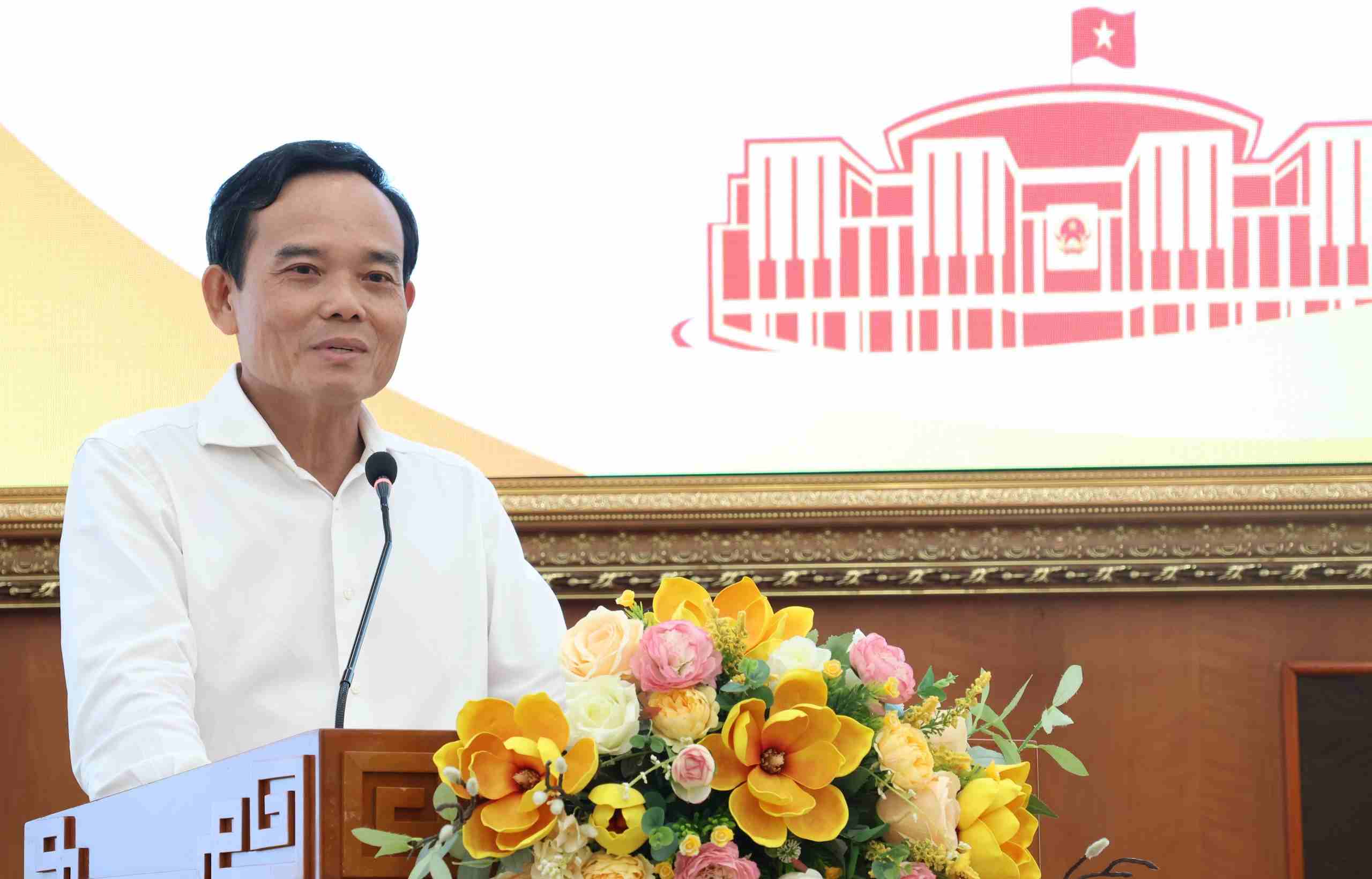 Bí thư Thành ủy TPHCM Trần Lưu Quang đại diện các ứng cử viên trao đổi với cử tri. Ảnh: Phan Anh