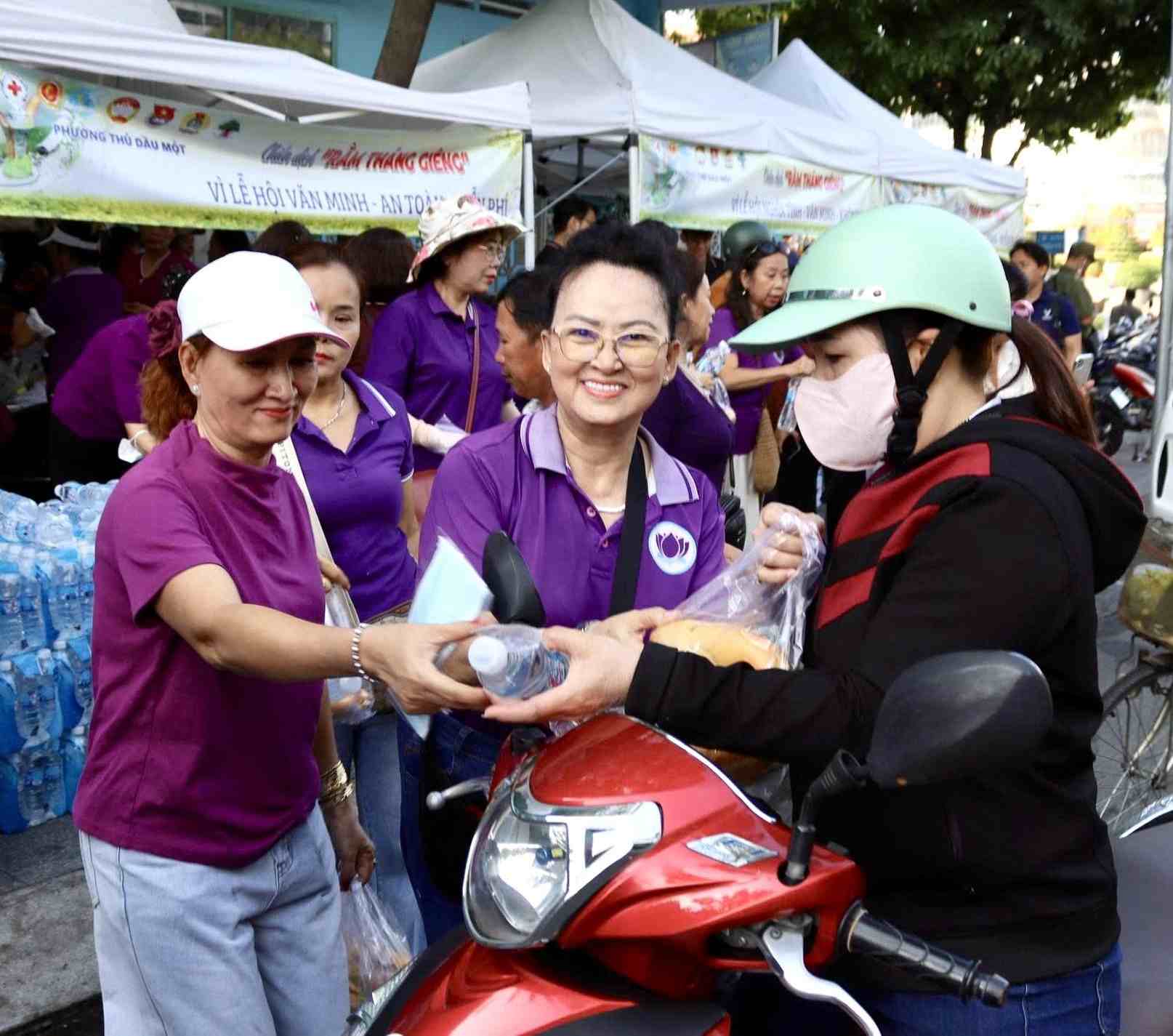 Nước uống được phát miễn phí. Ảnh: Đình Trọng