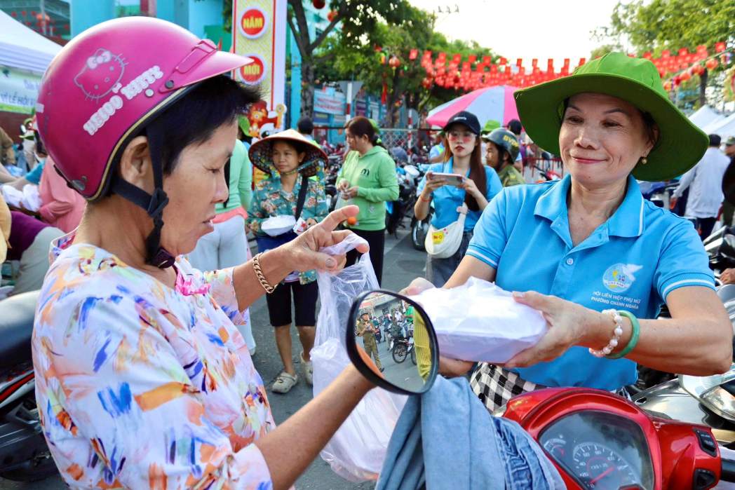 Đồ ăn, thức uống được phát miễn phí cho người dân đi lễ hội. Ảnh: Đình Trọng