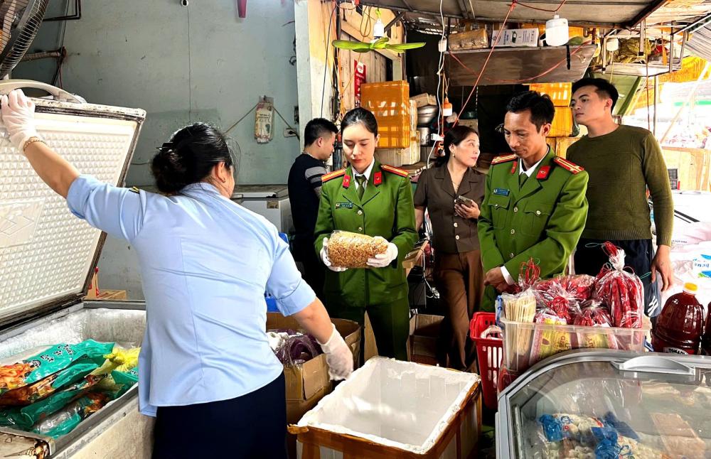 Lực lượng Công an kiểm tra số mặt hàng thực phẩm không rõ nguồn gốc. Ảnh: Công an Thanh Hóa