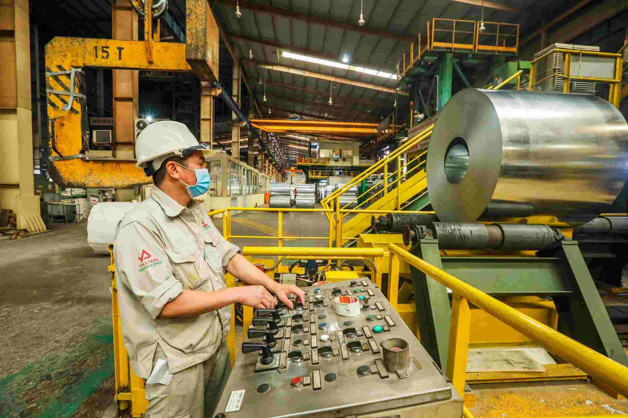 Vietnam's manufacturing industry has had a solid start. In the photo: Workers of Vnsteel Thang Long Asphalt Joint Stock Company are operating production. Photo: Hai Nguyen