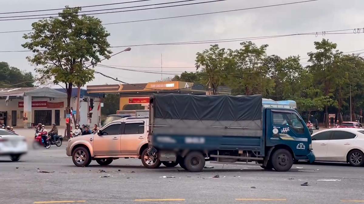 Scene of a chain collision between 4 cars in Ho Chi Minh City. Photo: Dinh Trong