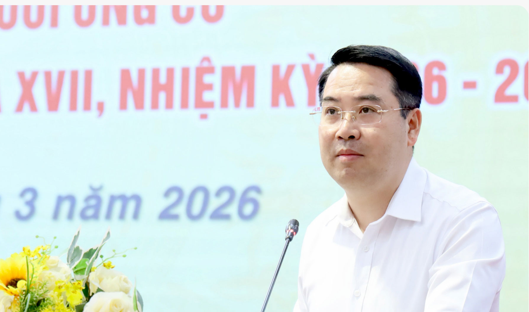 Chủ tịch UBND tỉnh Lào Cai Nguyễn Tuấn Anh phát biểu trước cử tri. Ảnh: Phan Tuấn