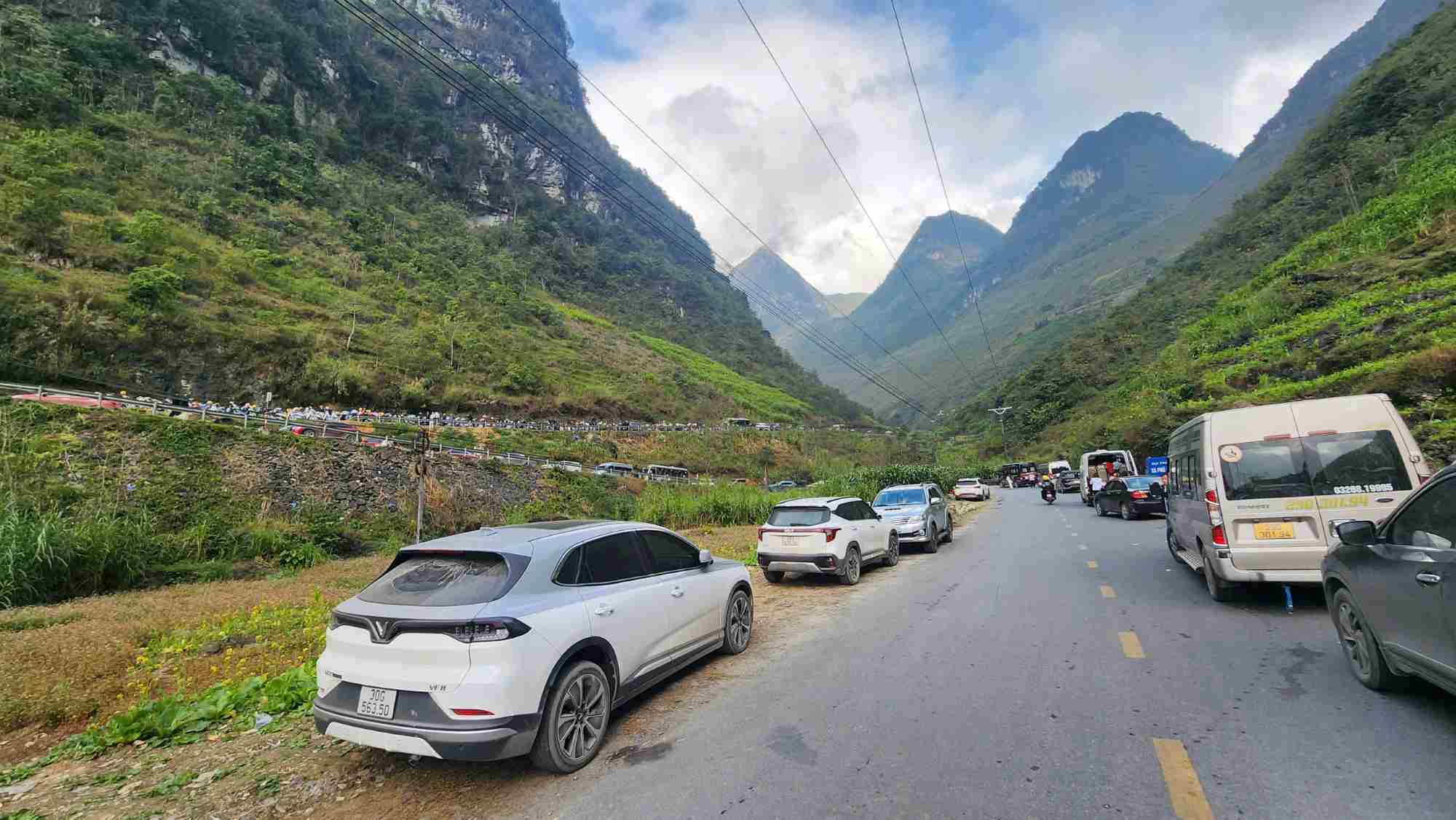 Cars and motorbikes are still left on the road leading to Tham Ma slope, causing local traffic jams and risk of traffic unsafety. Photo: Viet Bac
