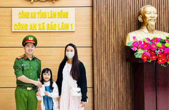 Thuc Anh (preschool student) and her mother hand over the found iPhone 16 Pro Max phone to Bao Lam Commune Police 1. Photo: Phuc Khanh