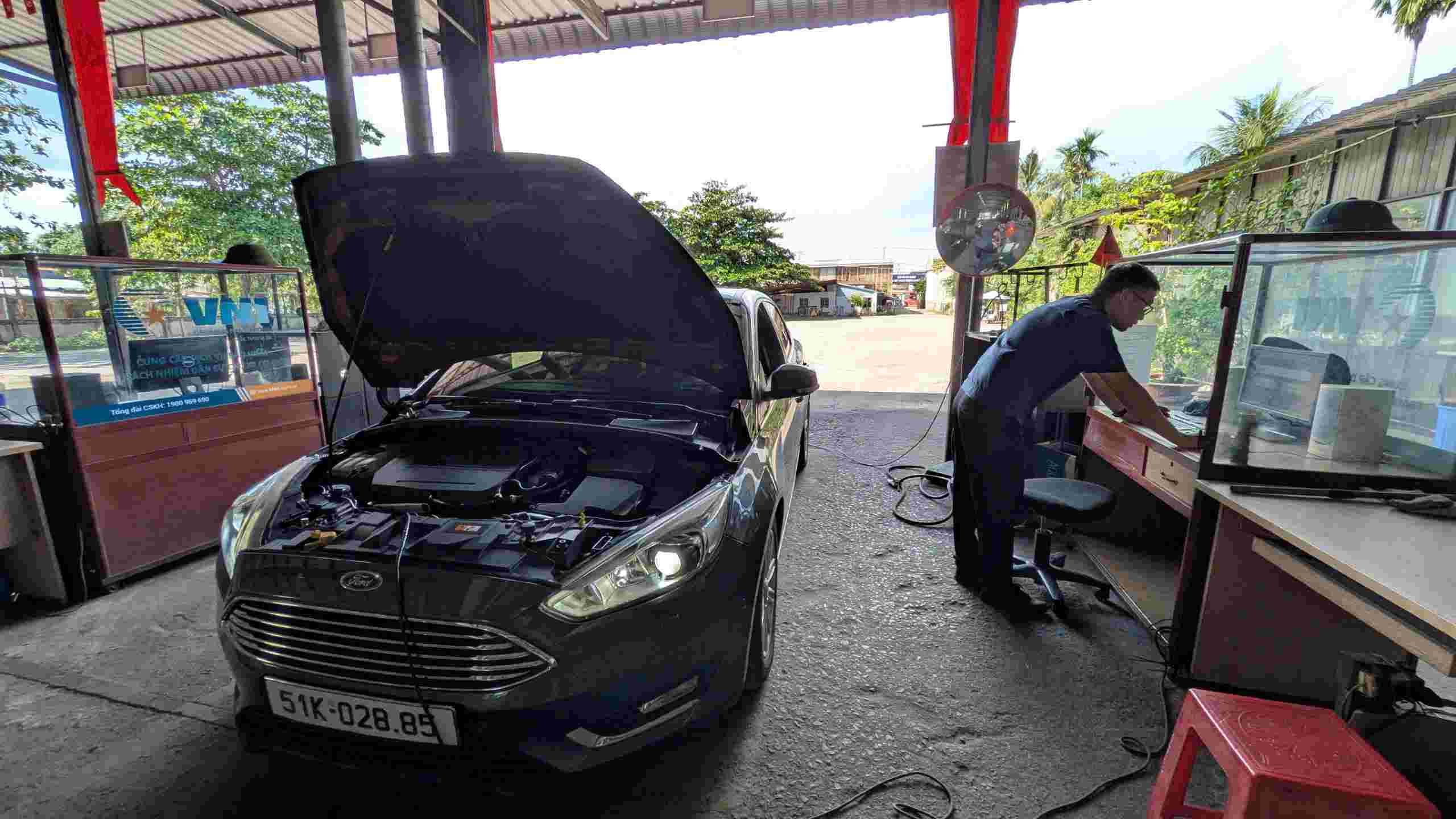 Kỹ thuật viên Trung tâm Đăng kiểm 50-05V đo khí thải ôtô theo quy trình mới. Ảnh: Anh Tú