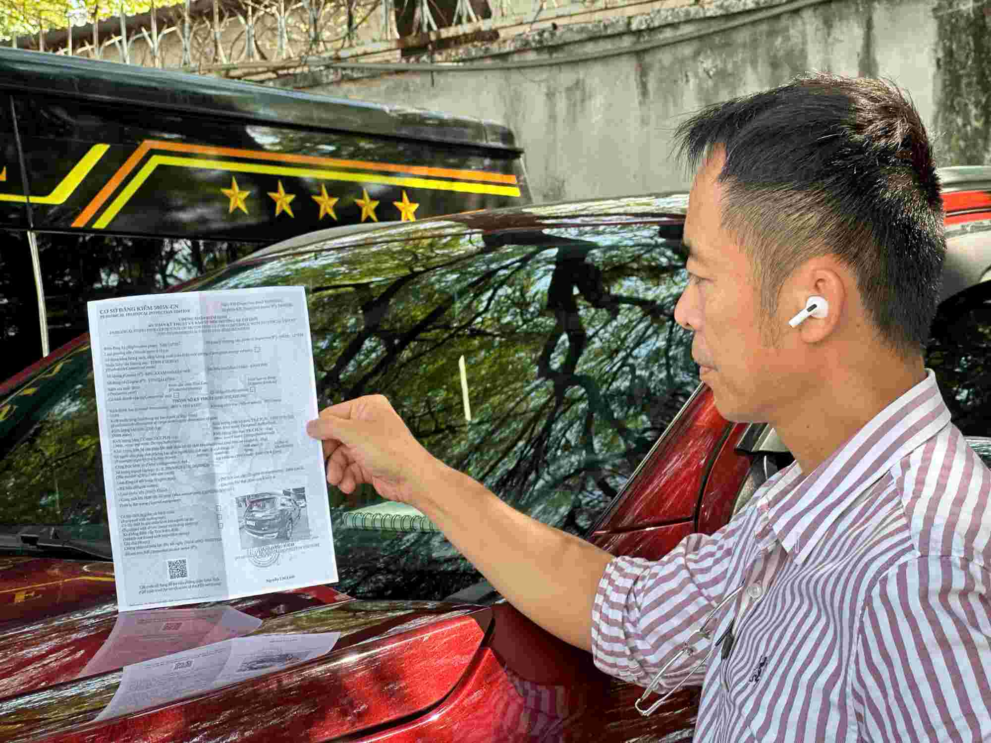 Vehicle owners are issued new electronic certificates. Photo: Anh Tu
