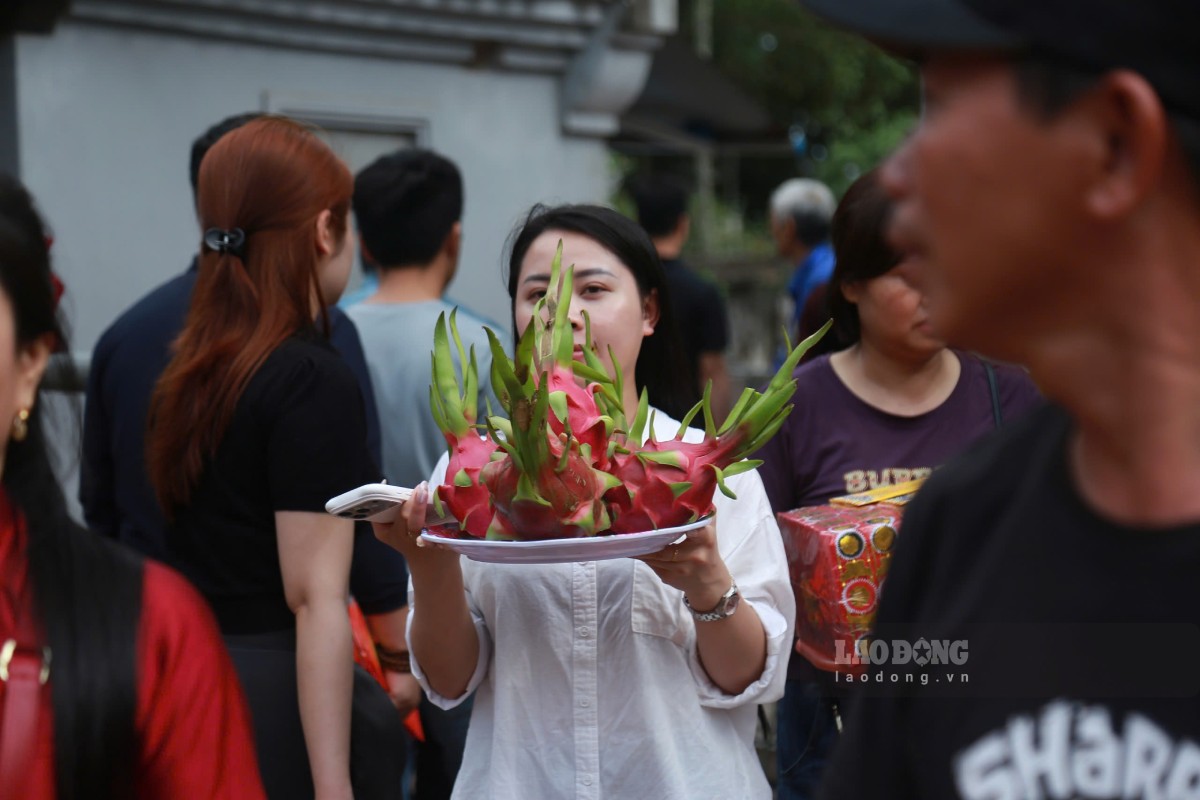 Phía bên trong người dân sắp lễ chiêm bái từ sớm. Ảnh: Lương Hà