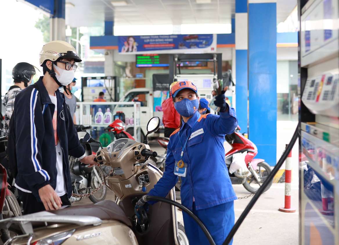 Middle East tensions escalate, causing world oil prices to fluctuate sharply, key businesses, distribution traders and domestic gasoline and oil retailers are facing a lot of pressure. Photo: Hai Nguyen